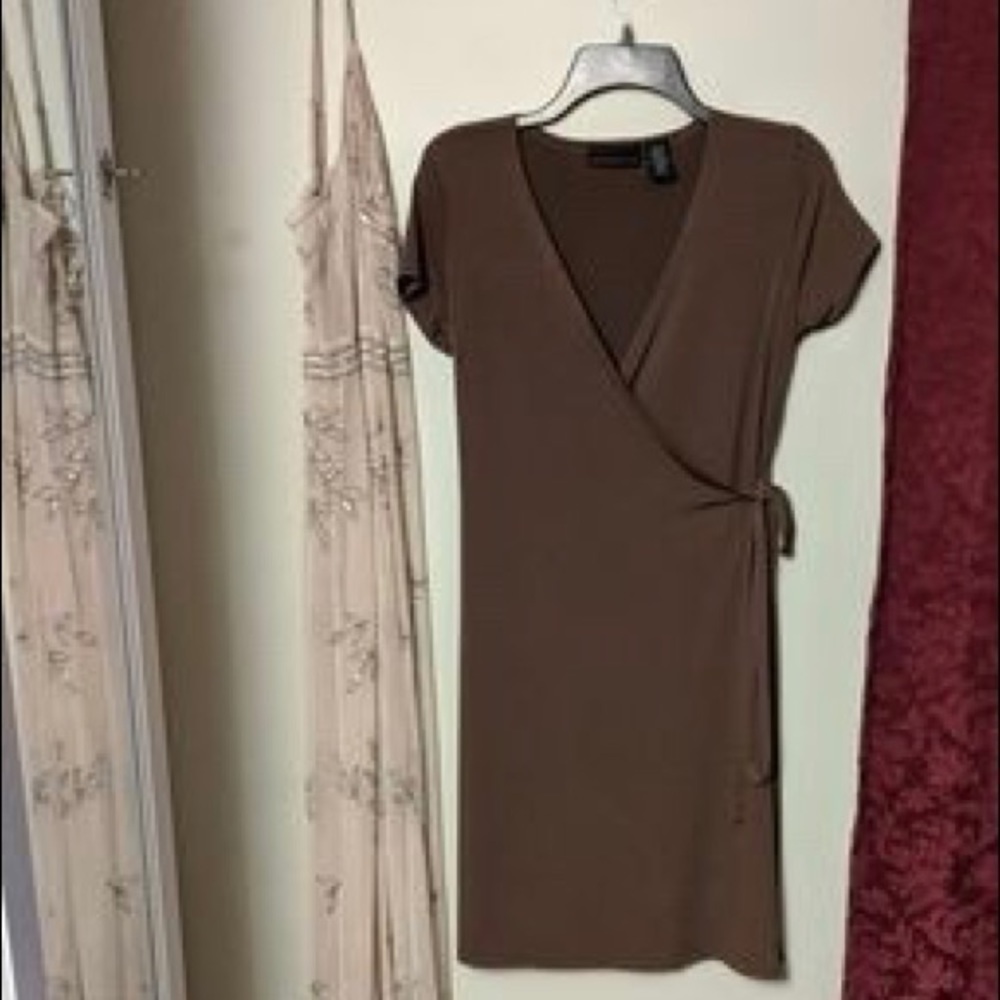 FLATTERING brown wrap dress sz med